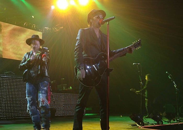 Izzy Stradlin and Axl Rose durante un show de 2012 