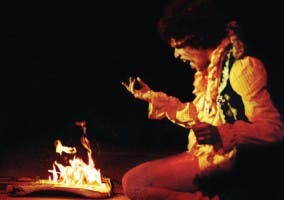 Jimi Hendrix quemando su guitarra en Monterey