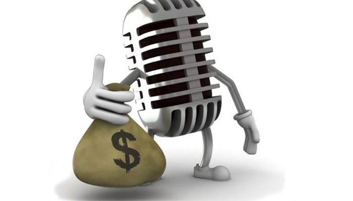 Imagen micrófono con bolsa de dinero