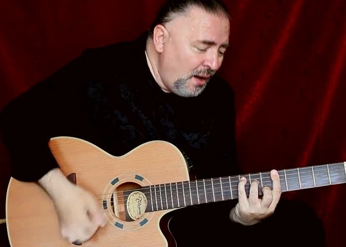 Captura de un vídeo del guitarrista Igor Presnyakov