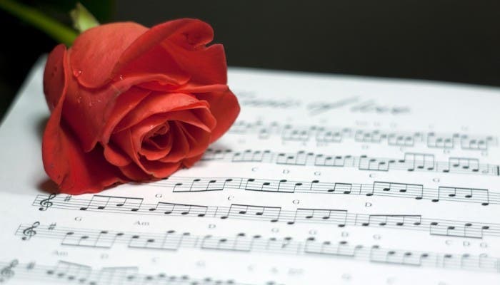Imagen de una rosa encima de una partitura